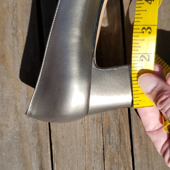 Salvatore Ferragamo Pumps.  Size 9. EUC. Gold Silver. Made in Italy - Picture 13 of 15